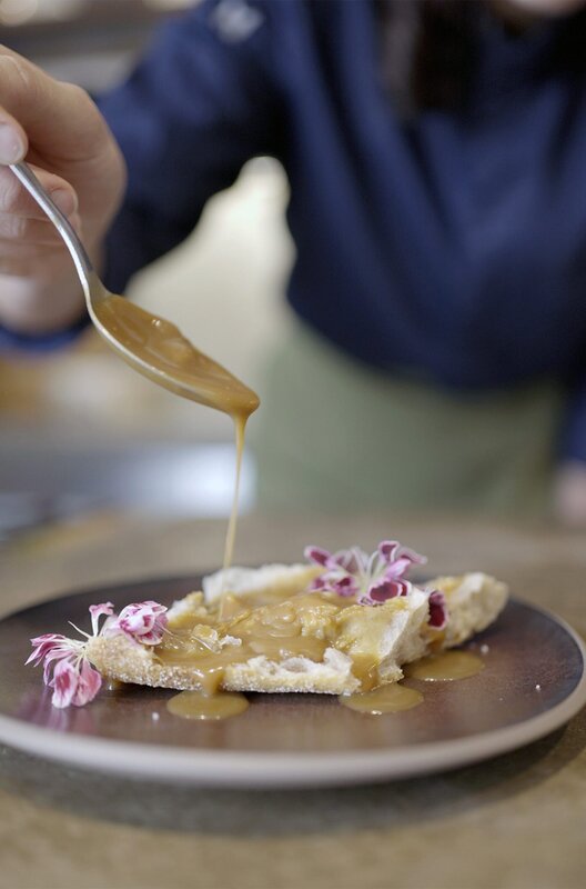Frisches Salzkaramell an Baguette – Bild: Benjamin Wistorf