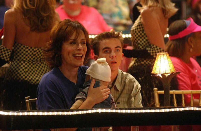 Malcolm (Frankie Muniz, r.), der seiner Mutter (Jane Kaczmarek, l.) gebeichtet hat, sie wäre ihm oft etwas peinlich, versucht dies wieder gutzumachen … – Bild: ORF (FS1/​FS2) /​ ORF1
