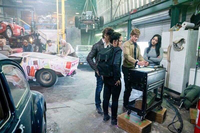 (v.li.): Henry Ian Cusick (Russ Taylor), Tristin Mays (Riley Davis), Lucas Till (Angus MacGyver), Levy Tran (Desi Nguyen). – Bild: ORF/​PRO7/​CBS/​Nathan Bolster