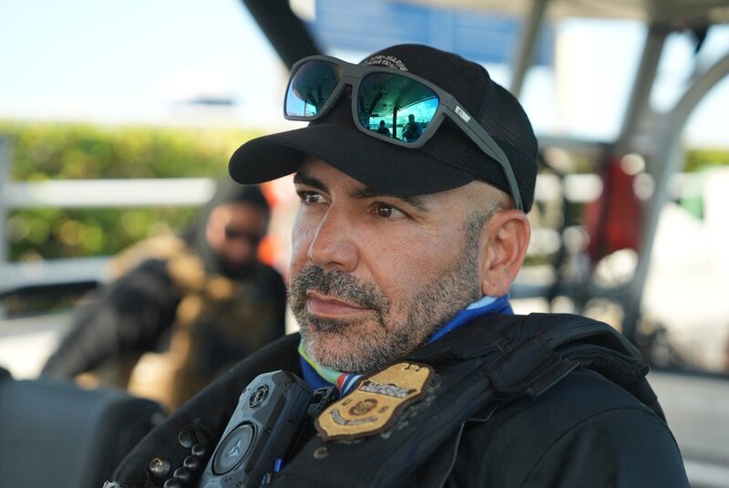 Ein CBP-Agent fährt in einem Wasserfahrzeug in Fajardo, P.R. (Lucky 8 TV/​Ivan Leon) – Bild: Lucky 8 TV/​Ivan Leon