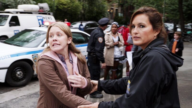 Detective Olivia Benson (Mariska Hargitay, r.) gelingt es, den gestohlenen Wagen von Allie (Lisa Joyce) zu finden. Doch von ihrem drei Monate alten Säugling fehlt nach wie vor jede Spur. – Bild: RTL