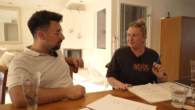 Köchin Maria und Gastronom Selim entwerfen die Speisekarte für das neue Restaurant. +++ Die Verwendung des sendungsbezogenen Materials ist nur mit dem Hinweis und Verlinkung auf RTL+ gestattet. – Bild: RTL /​ BurdaStudios /​ Vom Autohaus zum Restaurant – Der lange Weg zum eigenen Lokal, Teil 2