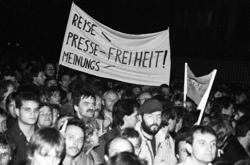 Montagsdemonstration in Leipzig am 16.10.1989 mit der Forderung nach „Reise- Presse- Meinungsfreiheit“ – Bild: BR/MDR/Armin Kühne Montagsdemonstration in Leipzig am 16.10.1989 mit der Forderung nach „Reise- Presse- Meinungsfreiheit“ – Bild: BR/MDR/Armin Kühne