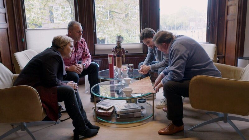 v.li.: Birgit Tabor-Hierhacker, Gerald Tabor-Hierhacker, Evert-Anthony Douwes und Evert Douwes im Gespräch. – Bild: ServusTV /​ ON Media