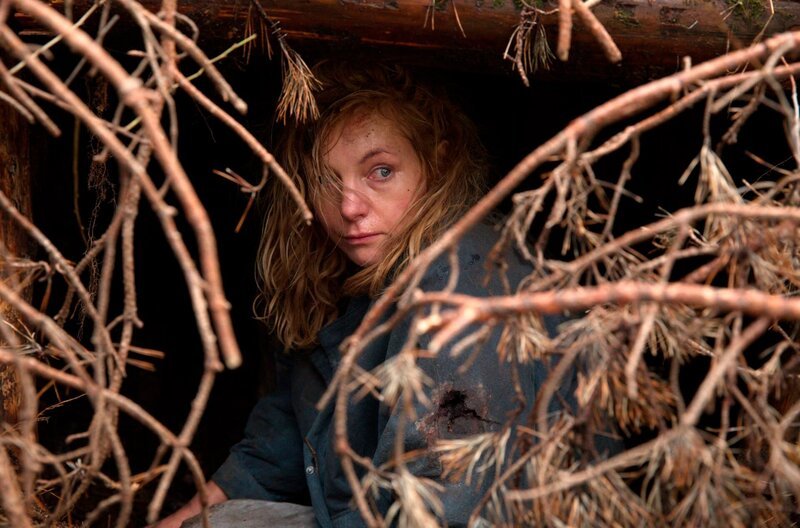 Karo (Nadja Uhl) versteckt sich im dichten Gestrüpp des Waldes. – Bild: ARD/​Merav Maroody