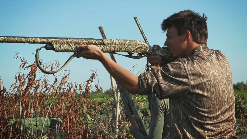 Jugendliche schießen von einem fahrenden Boot aus auf die Vögel – Bild: Warner Bros. Discovery