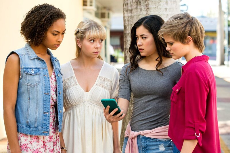 Ruksy ( Rainbow Wedell von links), Lily (Mia Milnes), Kyra (Kimie Tsukakoshi) und Imogen (Elizabeth Cullen) versuchen herauszufinden, wo sich die umherziehende Rüstung gerade aufhält, um sie wieder einzufangen. – Bild: ZDF/​Jonathan M. Shiff Productions/​Screen Queensland