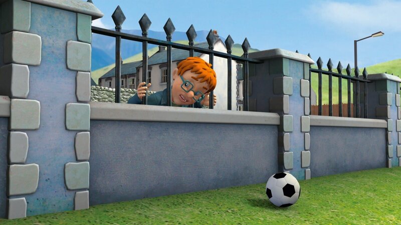 Beim Versuch seinen Fußball wiederzubekommen bleibt Norman mit dem Kopf zwischen den Gitterstäben klemmen. – Bild: KI.KA/​HIT Entertainment