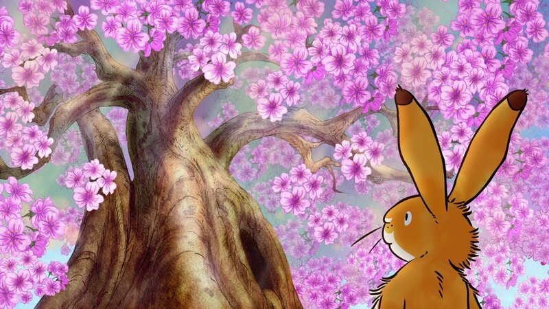 Der kleine braune Hase ist sehr beeindruckt vom großen Blütenbaum. – Bild: KiKA/​SLR Productions Australia Pty.Ltd./​Scrawl Studios Pte Ltd./​hr/​ARD