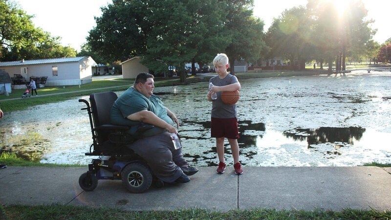 John walking at a pond – Bild: TLC /​ Discovery Communications, LLC