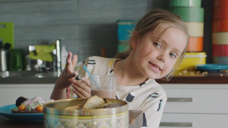 Klara (Paulina Pizarro Swartling) will sich lieber ihr eigenes Essen machen. – Bild: KiKA/​Erik Vallsten