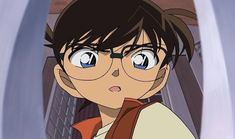 Ein Unbekannter teilt Conan und Kogoro mit, dass ihre Freunde mit Bomben versehen wurden und diese innerhalb von 12 Stunden gezündet werden, falls sie es nicht schaffen, einen speziellen Fall für ihn zu lösen … – Bild: GOSHO AOYAMA /​ SHOGAKUKAN-YTV-NTV-ShoPro-TOHO-TMS