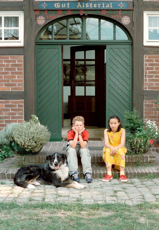 DIE KINDER VOM ALSTERTAL, Folge 17 – Kiki blickt durch. Tobias (Tim Küchler) und Kiki (Thuy-Anh Cao). – Bild: NDR/​Televersal