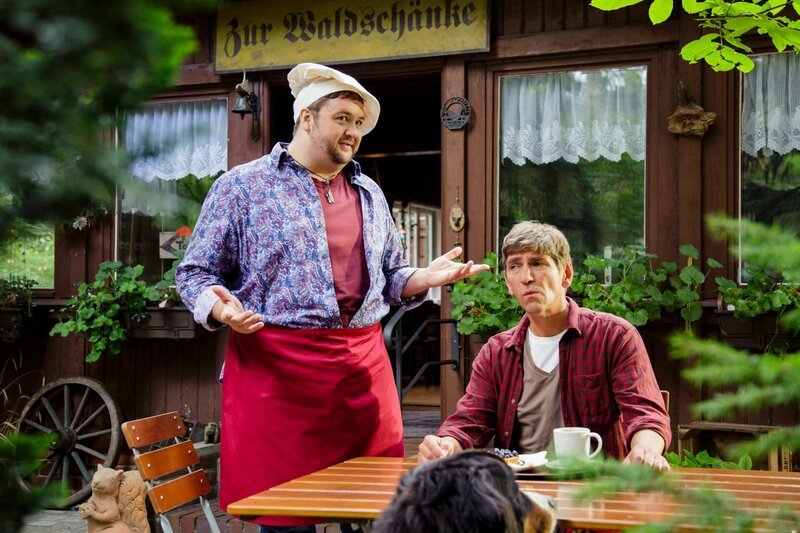 Fritz Fuchs (Guido Hammesfahr, r.) ist zur Waldschänke gerannt, um David (Daniel Zillmann, l.) von dem unglaublichen Wesen zu erzählen, das er im Wald gesehen hat. – Bild: Andrea Hansen Fotografie /​ ZDF