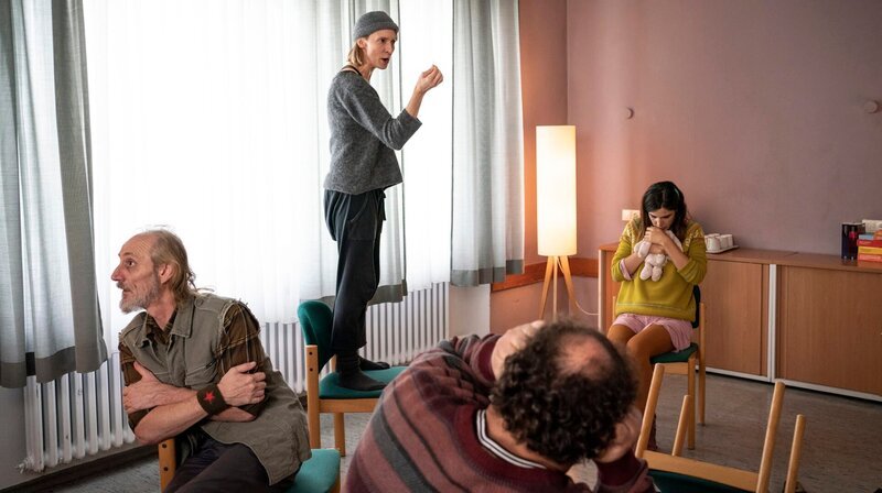 Julia Frey (Frida Lovisa Hamann, hinter, m.) – Bild: WDR/​Thomas Kost
