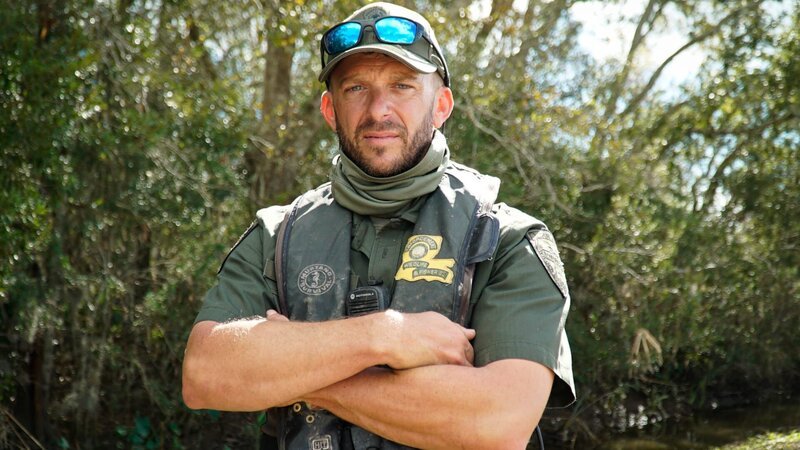 Scott Dupre poses for a photo in front of a group of trees in Louisiana. – Bild: Warm Springs Productions /​ Discovery Communications, LLC