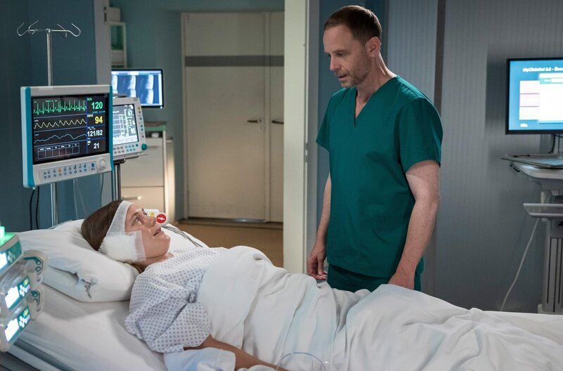 Dr. Kai Hoffmann (Julian Weigend) hat keine guten Nachrichten für Ella Mischke (Laura Lippmann). Leider haben sie es nicht geschafft, Lauras Ohr wieder anzunähen. Das Gewebe war zu zerstört. – Bild: MDR/​Saxonia Media/​Rudolf Wernicke