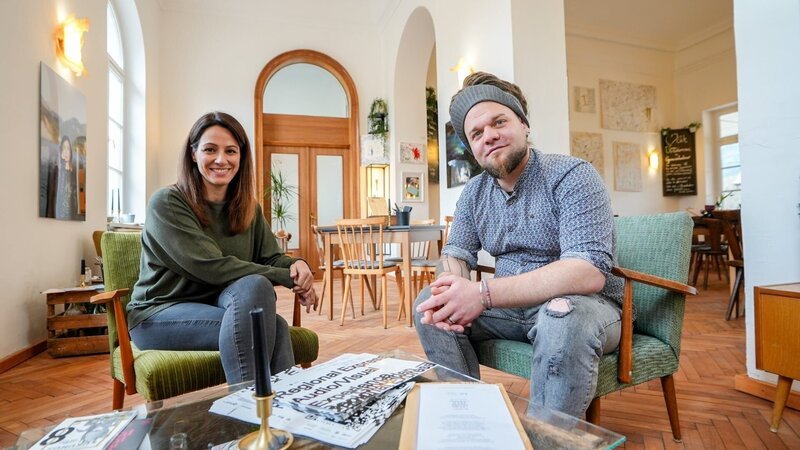 Lisa Gadenstätter im Gespräch mit Christoph „Krauli“ Held, über das Projekt „Genusslabor“ in Bad Ischl. – Bild: ORF/​Neulandfilm