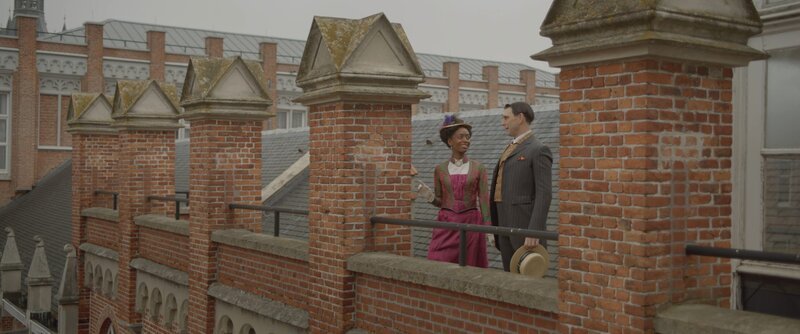 Elena (Vanessa Dolmen) zeigt Clive (Jethro Skinner) ihren Lieblingsplatz in der Schule. – Bild: ZDF/​(c) 2023 Cottonwood Media – ZDF – ZDF Studios