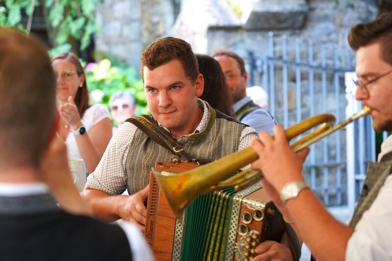 Christian Hinterleitner von der Köllakuchlmusi spielt Steirische Harmonika, während ServusTV’s Servus Musikantenstammtisch – Im Ybbstal am in Waidhofen, Niederösterreich, Österreich. – Bild: ServusTV/​Degn Film/​Lena Moik