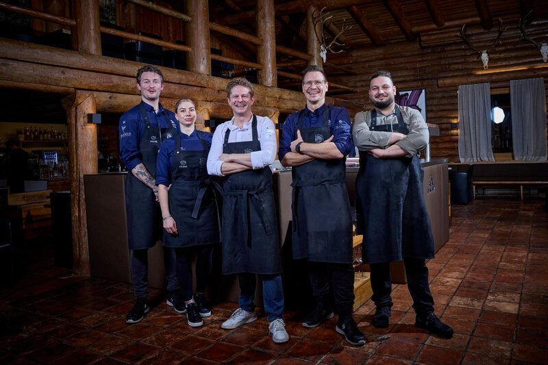 v.li.: Stefan Howells, Nadine Zitzenbacher, Martin Klein, Martin Ebert und Paco Demonte posieren für ein Porträt während des Restaurant Ikarus – A Winter Pop-Up in Salzburg, Österreich. – Bild: Helge Kirchberger Photography /​ Red Bull Content Pool