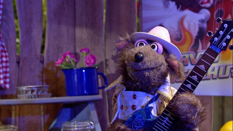 Polly singt für Wolle und Pferd ihr Haselhuf-Lieblingslied. – Bild: NDR/​Sesame Workshop