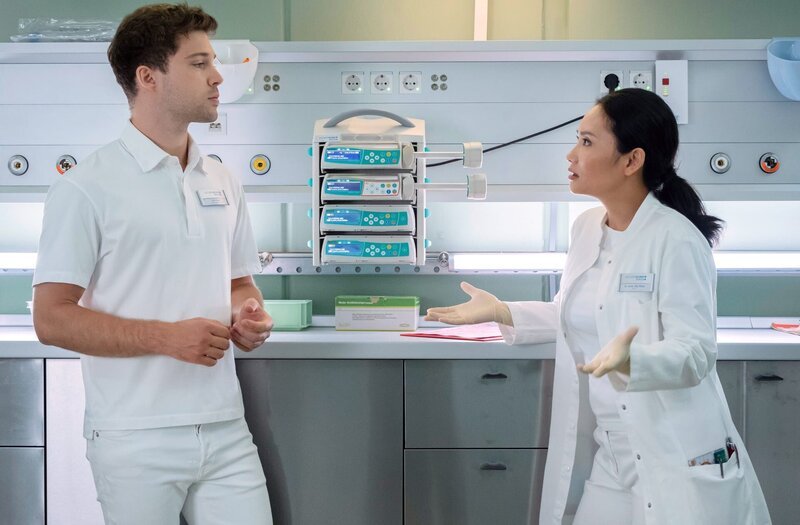 Durch die Notlüge einer Patientin geraten Dr. Lilly Phan und Kris Haas aneinander. Lilly findet es unmöglich, dass die Patientin ihrem Freund nicht die Wahrheit gesagt hat, bezieht dies aber eigentlich auf Kris, der ihr verschwiegen hat, dass er eigentlich gar nicht Medizin studieren möchte. – Bild: MDR/​Saxonia Media/​Sebastian Kiss