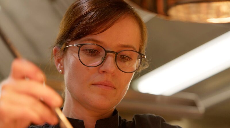 Sterne-Köchin Cornelia Fischer am Herd – Bild: SR/​Christoph Heymann