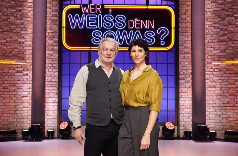 Treten bei „Wer weiß denn sowas?“ gegeneinander an: Der Schauspieler und Kabarettist Max Herbrechter (l.) und die Schauspielerin und Moderatorin Jasmin Gerat (r.). – Bild: ARD/​Morris Mac Matzen