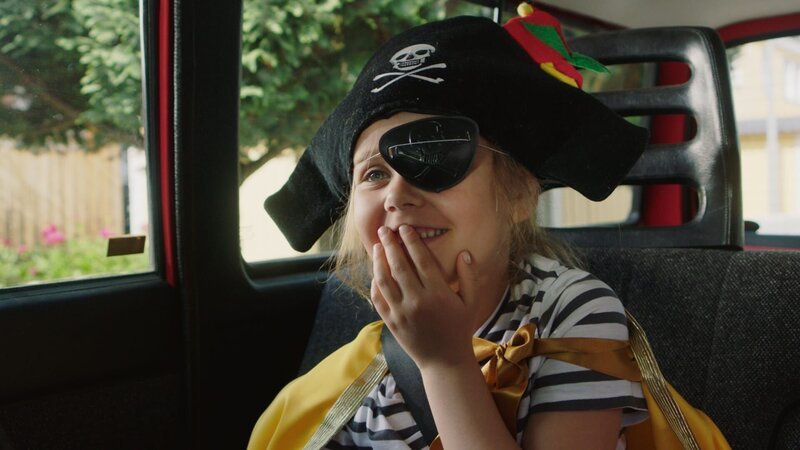 Klara (Paulina Pizarro Swartling) fährt als Piratin in den Kindergarten. – Bild: KiKA/​Erik Vallsten