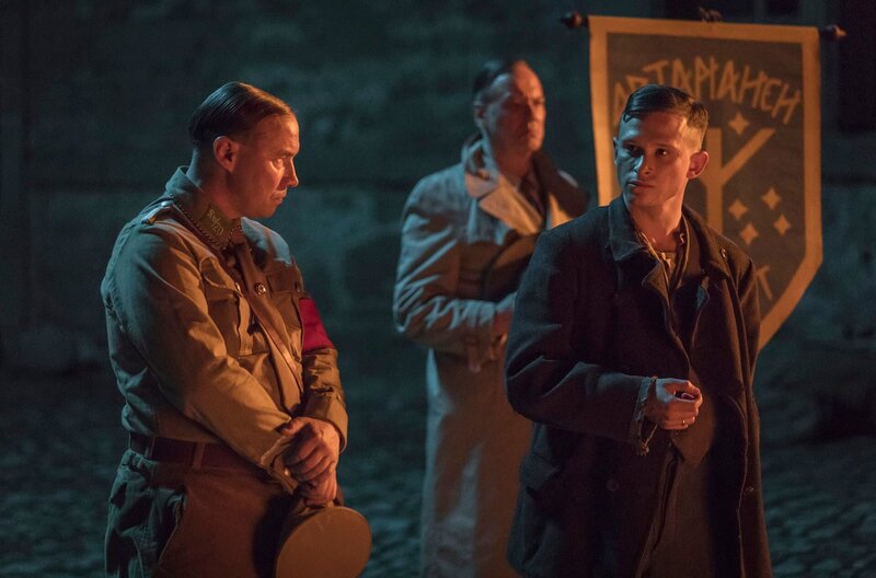 Rudolf Höß (Joel Basman, rechts) übernimmt die Führung des völkischen Artamanen-Bundes. Thomas Arnold als Stable. In der Mitte: Rainer Will als Baron Waldstetten. – Bild: BR/​LOOKSfilm/​SWR/​R. Vaz Palma