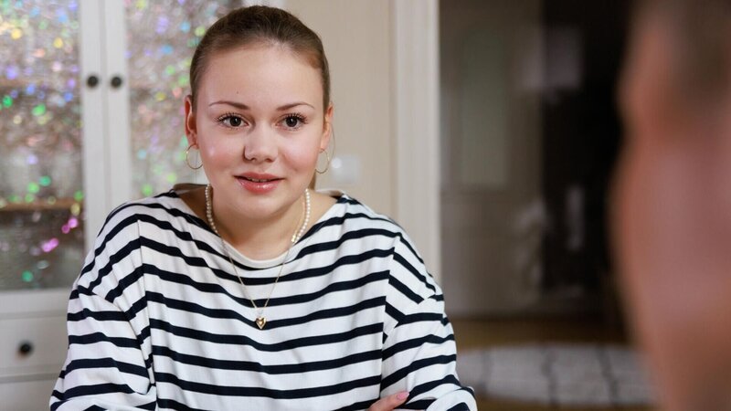 Ronja (Theresa Traser) ist erleichtert, dass Nadine ihren Wunsch nach Eigenstaendigkeit akzeptiert. – Bild: RTL /​ Sebastian Meyer