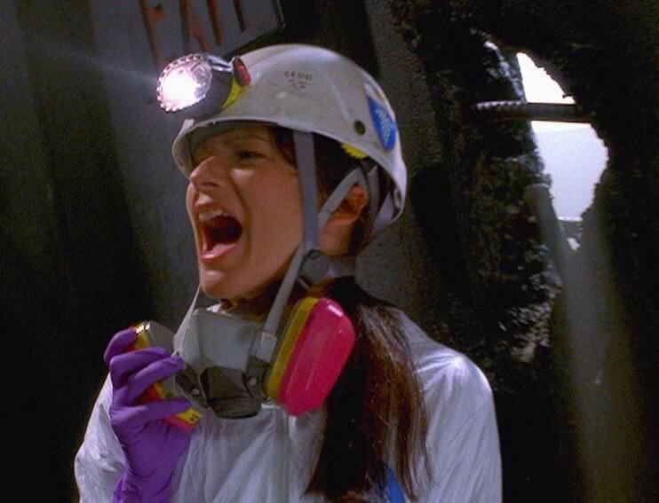 Bei einem Bombenanschlag kommen mehr als 100 Menschen ums Leben. Bei den Bergungsarbeiten entdeckt Jordan (Jill Hennessy) einen Überlebenden. – Bild: RTL /​ NBC Universal.