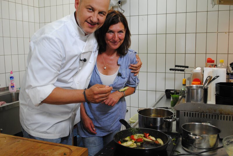 Im Dörfchen Blankenfelde bei Berlin betreibt die 46-jährige Manuela (r.) seit einem Jahr das Bistro M. und steht schon vor dem Aus. Sie hofft auf die Hilfe des Sternekochs Frank Rosin (l.) … – Bild: Kabel Eins