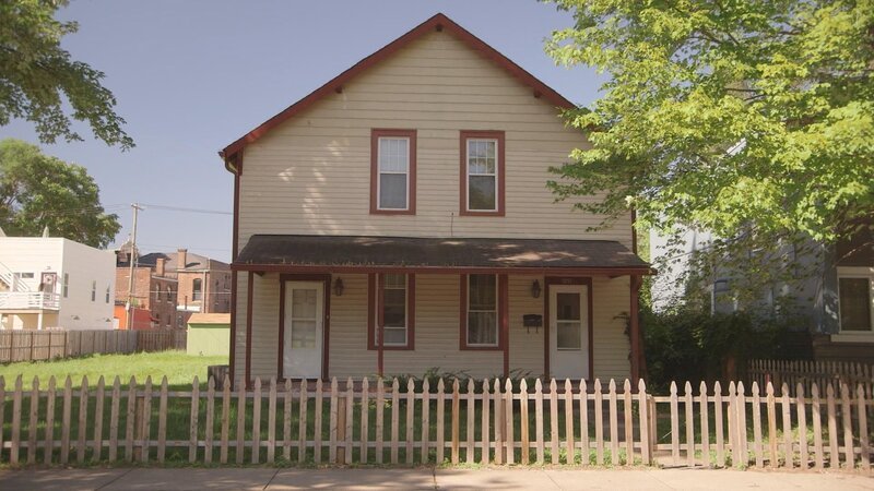 Karen ist mehr als erstaunt, als ihre Tochter das heruntergekommene Nachbarhaus kauft. Doch gemeinsam machen sie sich an die harte Arbeit und hoffen auf einen netten neuen Nachbarn … – Bild: HGTV/​Scripps Networks, LLC.