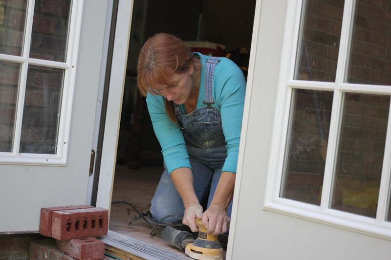 Ihr neues, doch sehr persönliches Projekt bringt auch Karen teilweise an ihre Grenzen … – Bild: HGTV/​Scripps Networks, LLC