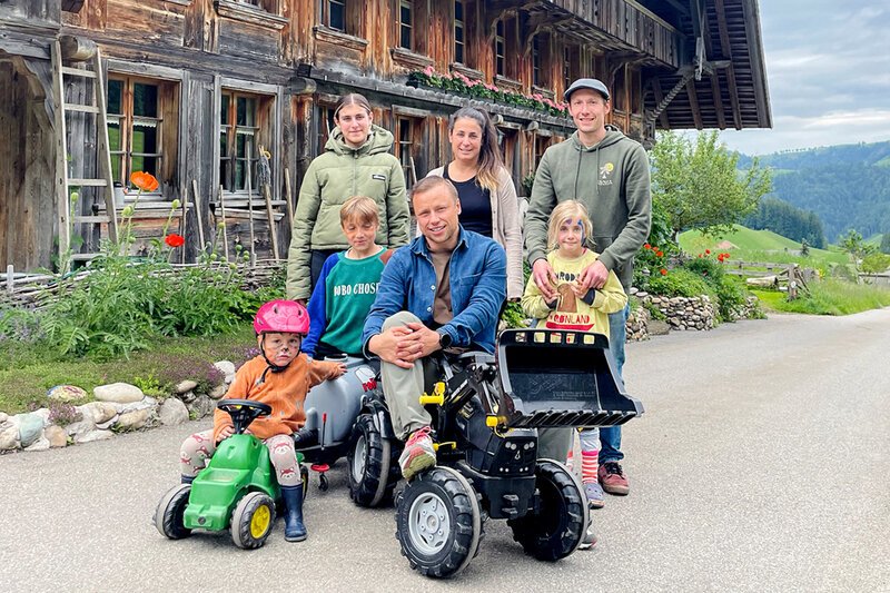 Jan Fitze auf dem Bauernhof der Familie Wenger und Hofstetter, Bianca Wenger, Florian Hofstetter und ihre Kinder, Aaliyah, Anuk, Arwen und Aviel – Bild: SRF1