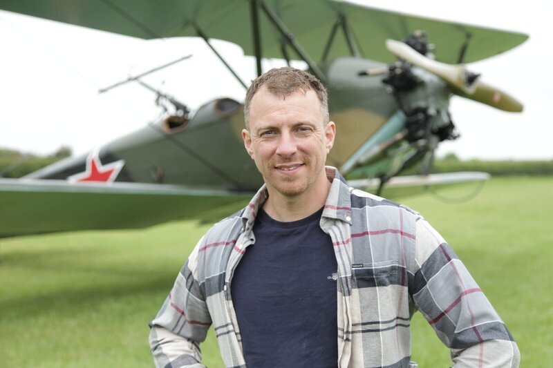 Der ehemalige Royal Marine und Pilot Arthur Williams lächelt vor einem Polikarpov PO-2 Flugzeug in Biggleswade, Bedfordshire, Vereinigtes Königreich. – Bild: National Geographic /​ National Geographic
