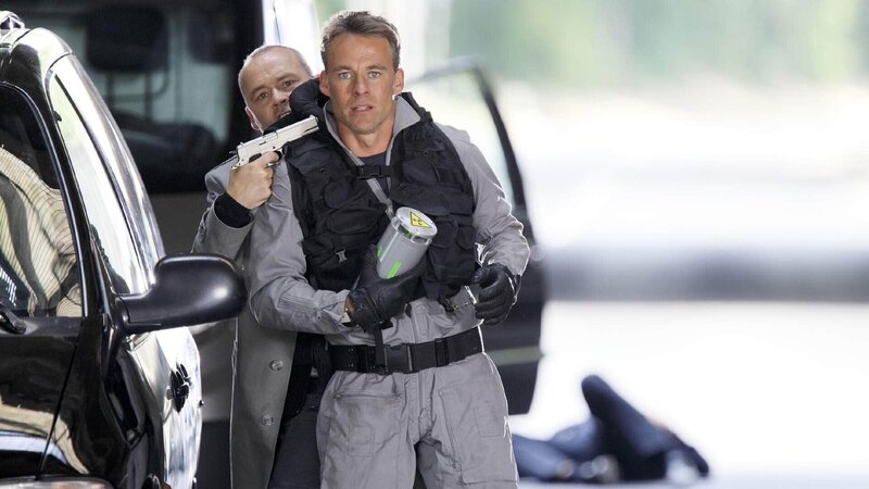 Als Marcs (Marco Girnth, vorne) Tarnung auffliegt, benutzt Van Heerlen (Marcel Hensema) ihn als lebenden Schutzschild … – Bild: RTL /​ Guido Engels