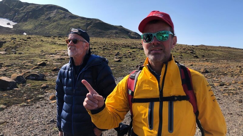 Aufbruch zum Snæfellsjöküll: Fotograf Ragnar Axelsson (Hintergrund) und Herz-Chirurg Tomas Gudbjartsson. – Bild: phoenix/​NDR/​Christian Stichler
