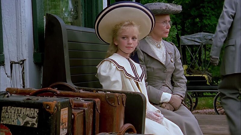 Sara (Sarah Polley) mit ihrer Nanny Banks (Frances Hyland) – Bild: @Bibel TV