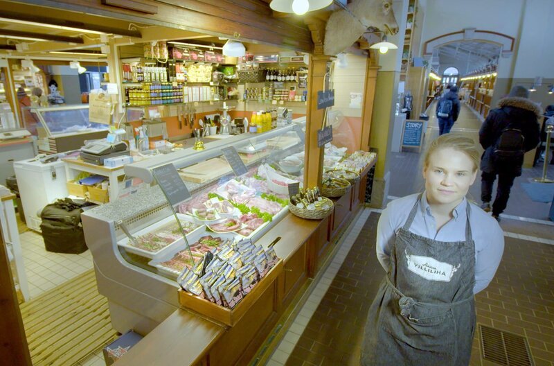 Anna Härö ist eine der jüngsten Händlerinnen in der Alten Markthalle in Helsinki und bekannt für ihren Stand mit frischem Rentierfleisch. – Bild: Jesse Jokinen