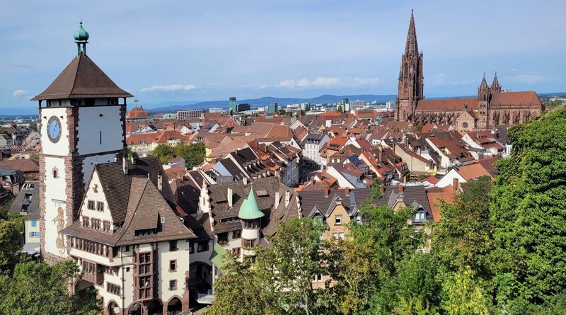 Blick vom Schlossberg auf Freiburg mit Schwabentor und Münster. – Bild: SR/​Ute Werner