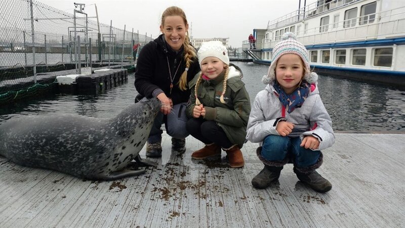 Marlene und Ida im Robbenforschungszentrum Rostock – Bild: NDR/​Studio Hamburg Produktion/​Sesame workshop