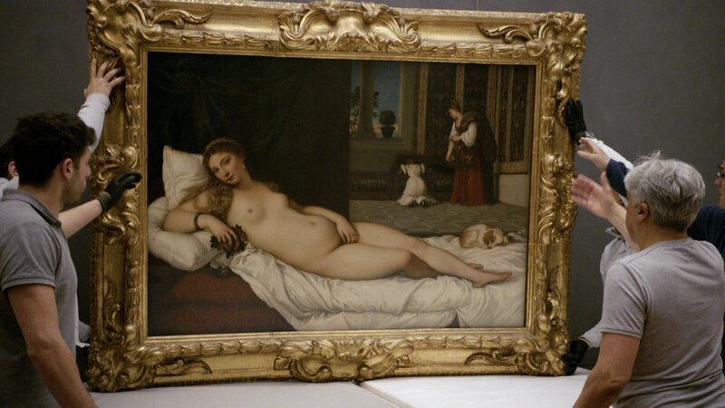 Die „Venus von Urbino“ von Tizian wird umgehängt. Als eines der berühmtesten Bilder der Uffizien bekommt sie einen wirkungsmächtigen Platz vor tiefgrünem Hintergrund. – Bild: ZDF und Johann Feindt Die „Venus von Urbino“ von Tizian wird umgehängt. Als eines der berühmtesten Bilder der Uffizien bekommt sie einen wirkungsmächtigen Platz vor tiefgrünem Hintergrund. – Bild: ZDF und Johann Feindt