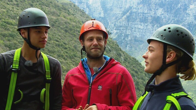 Tobi (Mi.) erläutert die nächste Herausforderung: Eine senkrechte Felswand soll hochgeklettert werden. – Bild: hr/​E+U TV Film- und Fernsehproduktion