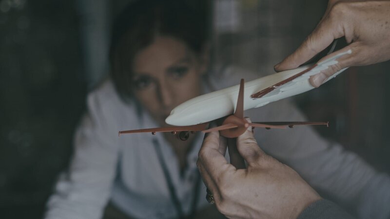 Die Ermittler (gespielt von Sarah Deakins und Jesse Bond) rekonstruieren anhand von Hinweisen aus dem Wrack den tödlichen Zusammenstoß zwischen einer Tupolev Tu-154 und einer Boeing 757 in der Luft über Deutschland. – Bild: Cineflix 2024
