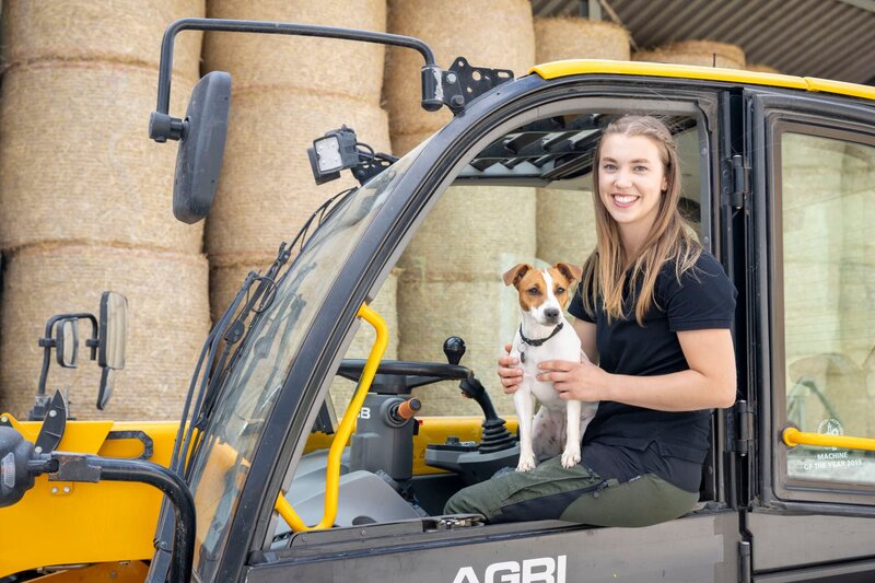 Bei Leonie Froböse auf dem Hof Froböse in Lage (OWL) mit Ella. – Bild: WDR/​Melanie Grande