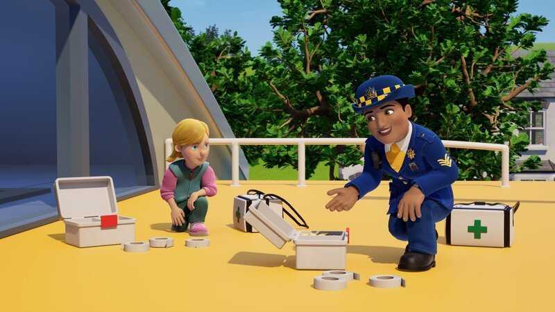 Die Polizeichefin zeigt Sarah, dass immer genug Verbandsmaterial im Hubschrauber sein muss. – Bild: KiKA/​Prism Art & Design Limited