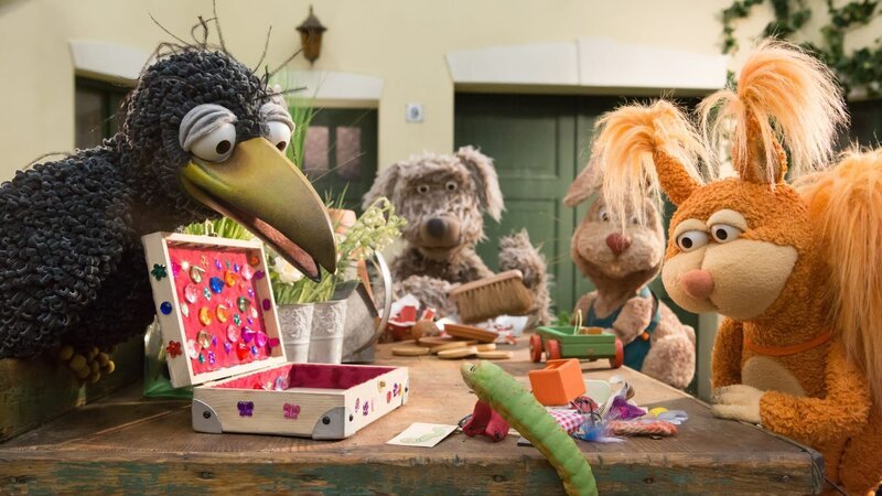 Rudi (Lennart Morgenstern), Buffo (Ulli Voland), Otto (Franziska Rattay) und Ella (Anna Menzel) geben sich alle Mühe, für Lotti (Heide Evers) ein schönes neues Zuhause zu finden. – Bild: ZDF/​Zia Ziarno
